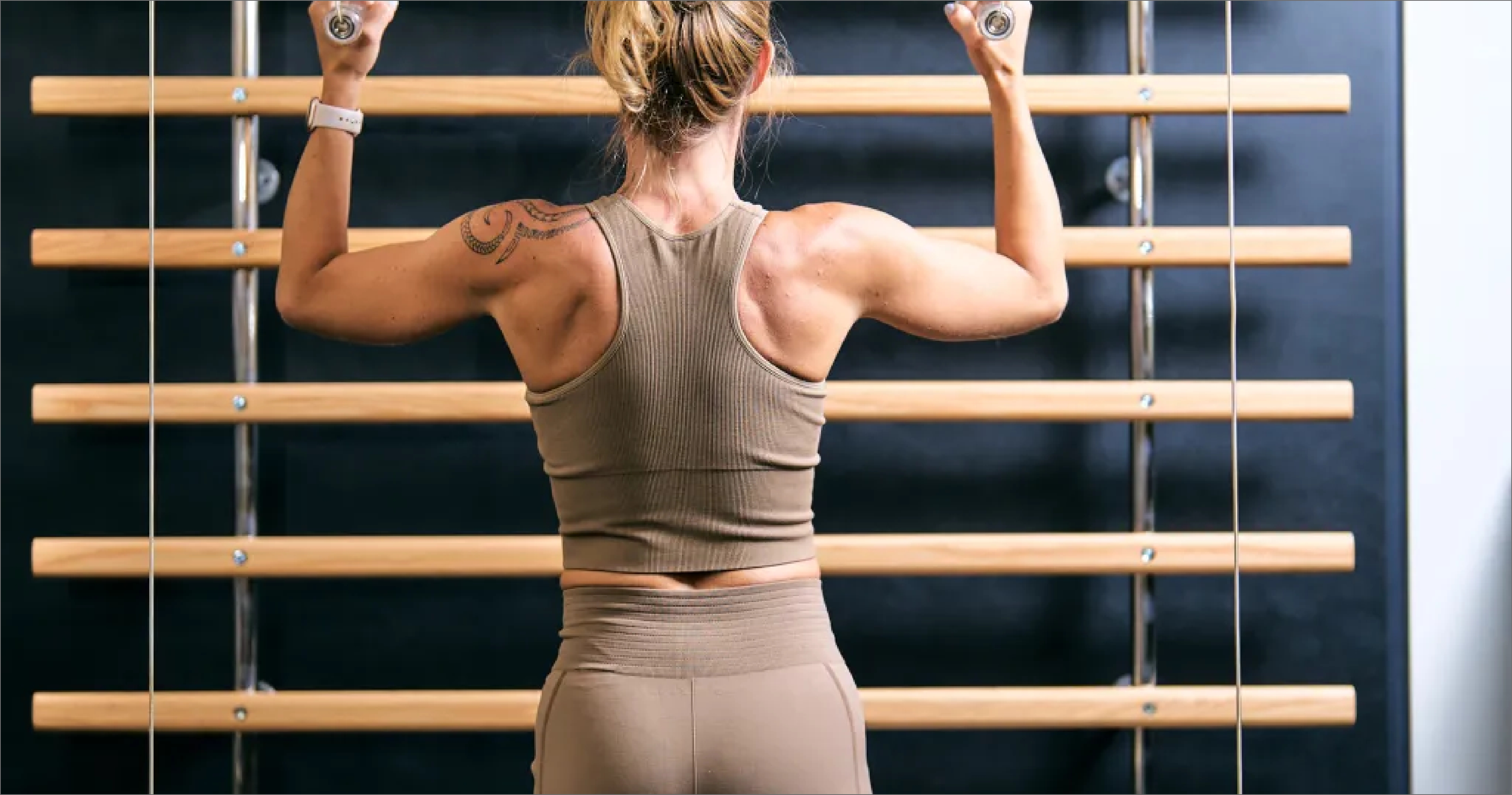 Personal Training in Sigriswil – privates Fitnessstudio von Jacqueline Moser Jacqueline Moser trainiert an der Sprossenwand in ihrem privaten Fitnessstudio in Sigriswil am Thunersee