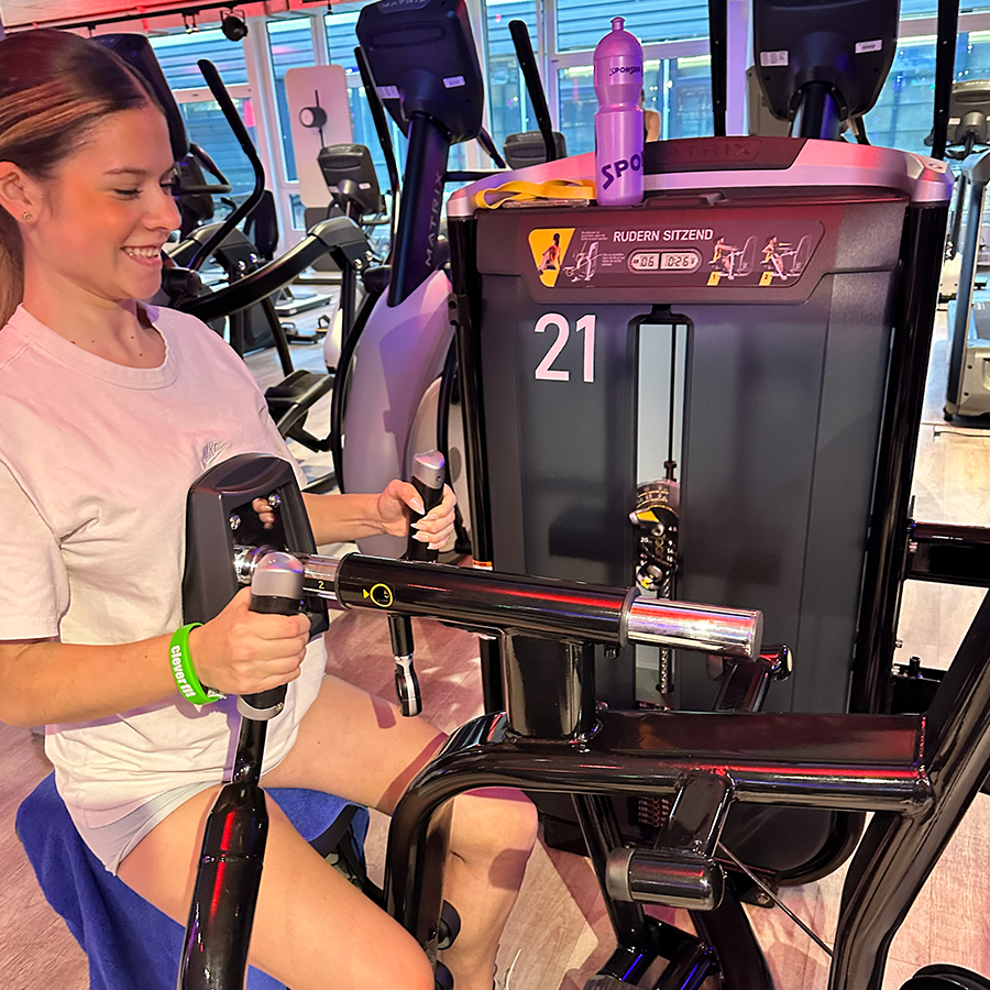 Gerätetraining im Clever Fit Muri bei Bern Eine Kundin trainiert an einem Rudergerät im Clever Fit Muri bei Bern – effektives Kraftausdauertraining an modernen Geräten.