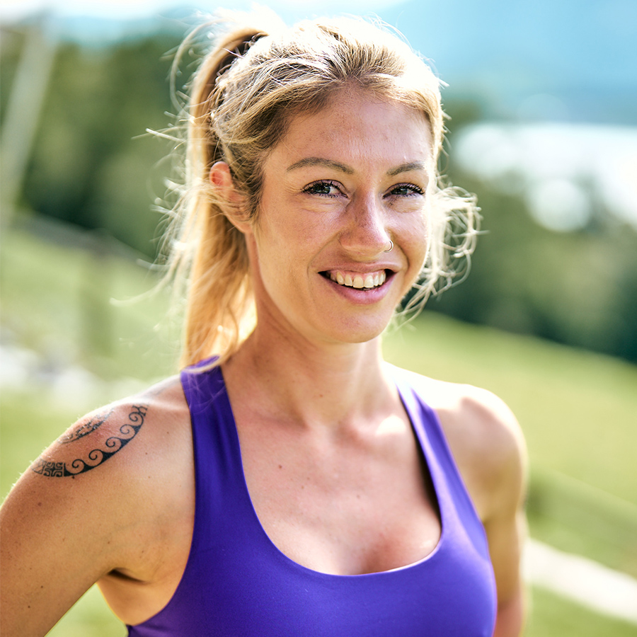Portrait von Jacqueline Moser, Personal Trainerin und Ernährungsberaterin in Thun & Bern, lächelnd im Freien