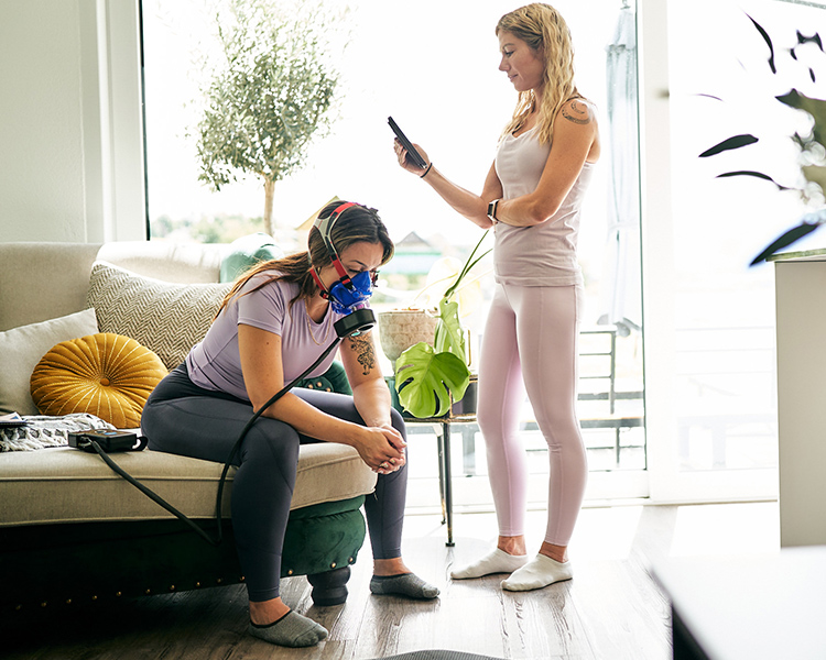 Jacqueline Moser führt eine Stoffwechselanalyse im Ruhezustand bei einer Kundin zu Hause durch