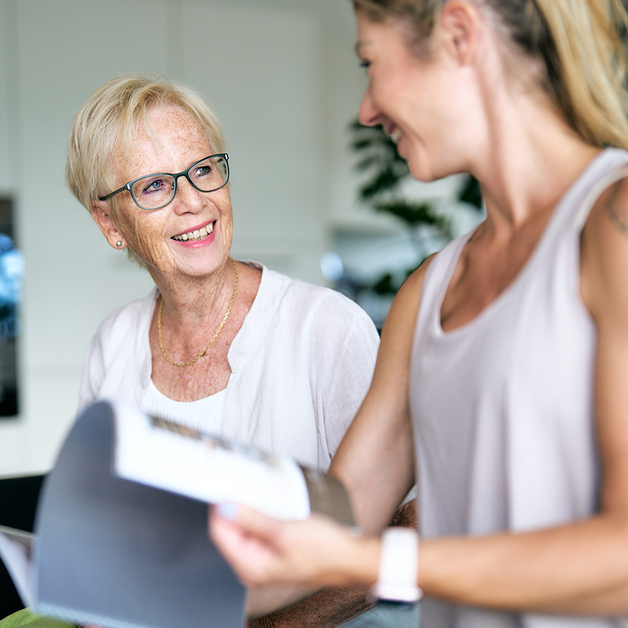 Erstgespräch Schnupperlektion – Personal Trainerin Jacqueline Moser Thun & Bern Jacqueline Moser bespricht mit einer Kundin beim Erstgespräch den individuellen Einstieg ins Personal Training in der Region Thun