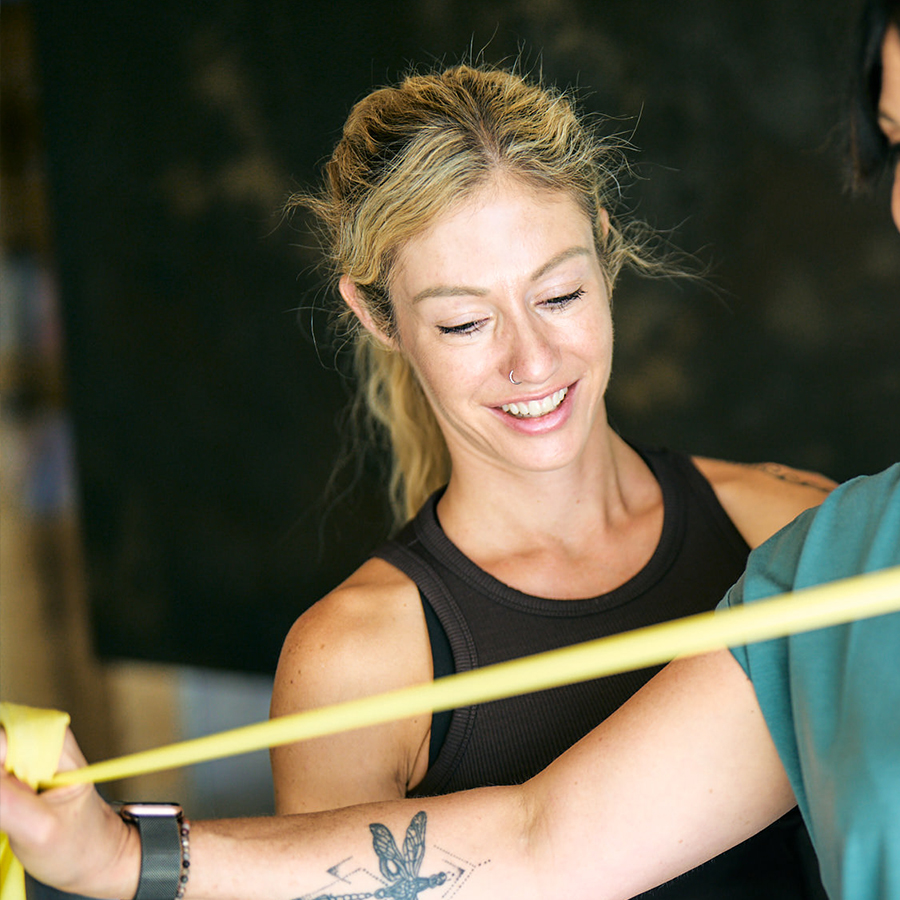 Personal Training für Frauen aus Thun & Bern – Fit & Gesund Jacqueline Moser begleitet eine Kundin bei einer entspannten Trainingseinheit zu Hause – individuelles Personal Training im Programm «Fit & Gesund».