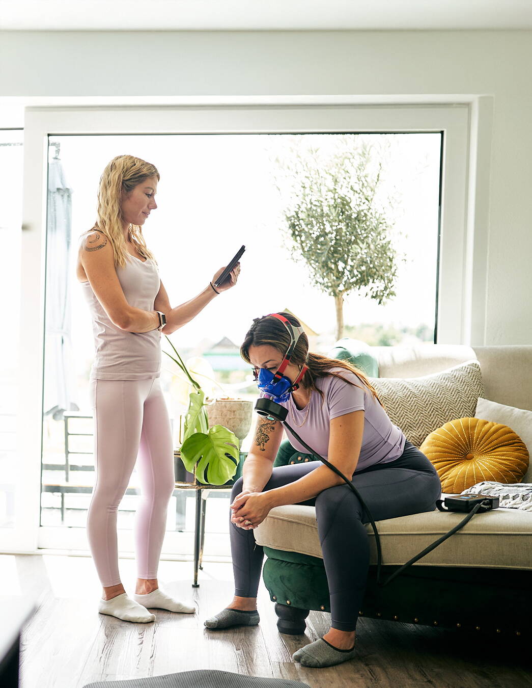 Stoffwechselanalyse im Ruhezustand – Personal Trainerin Jacqueline Moser aus Thun Jacqueline Moser begleitet eine Kundin bei der Stoffwechselanalyse im Ruhezustand zu Hause – mobiles Personal Training im Raum Thunersee und Bern