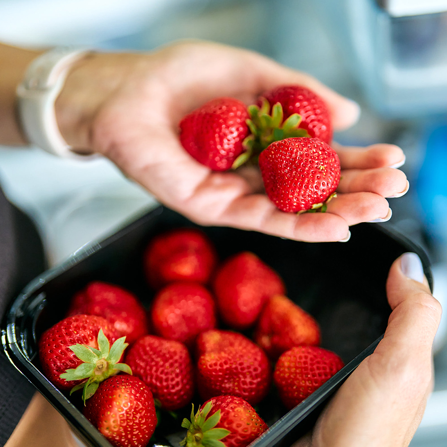 Frische Erdbeeren als gesunde Alternative bei Heisshunger – Ernährungstipps von Personal Trainerin Jacqueline Moser im Raum Thunersee