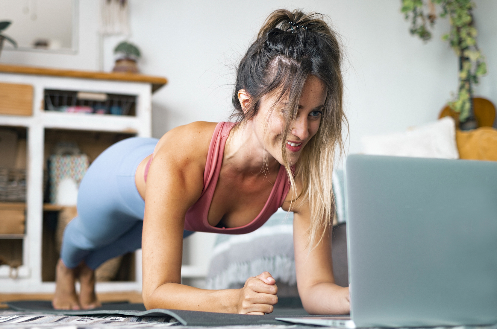 Die Kundin kann mit den Personal Training Videos von Jacquelin Moser flexibel zu Hause, schweizweit oder im Ausland trainieren.