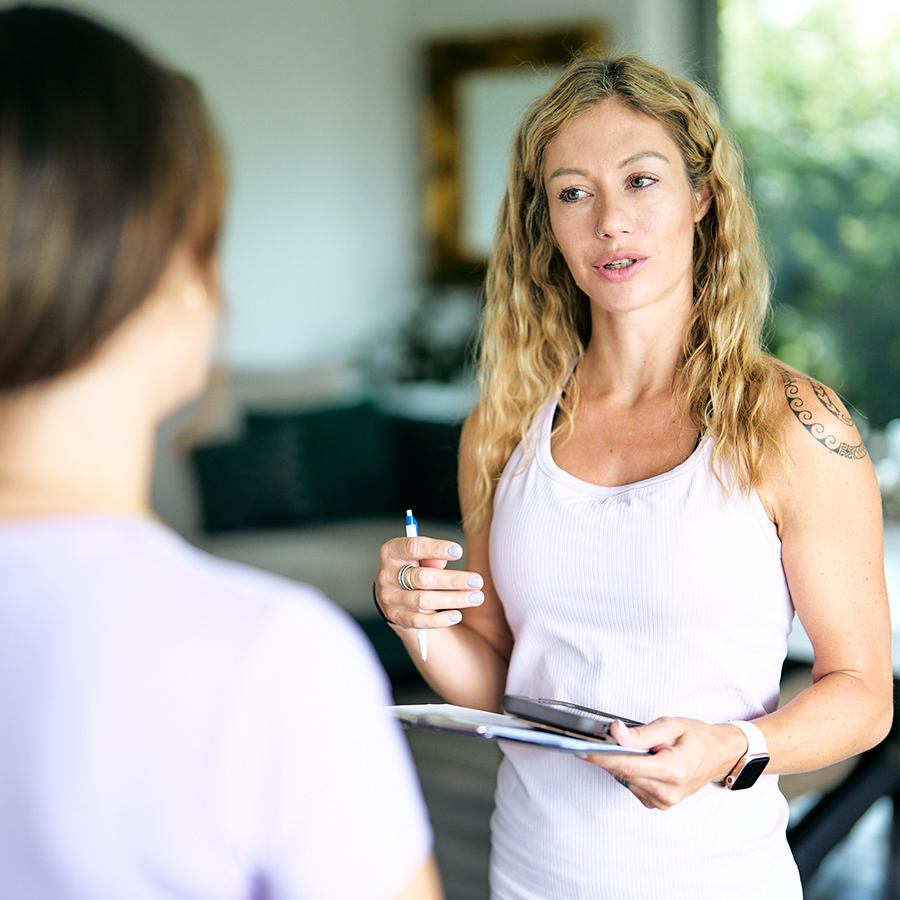 Jacqueline Moser erklärt einer Kundin beim Erstgespräch ihr Personal Training Angebot in der Region Thun