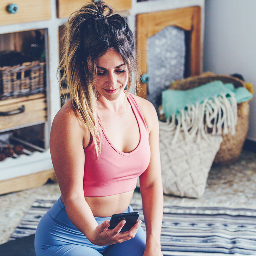 Get Me Fit – Video-on-Demand Online-Training von Jaqueline Moser Teilnehmende Person bereitet sich mit dem Smartphone auf eine Trainingseinheit aus dem Get Me Fit Video-on-Demand-Programm von Personal Trainerin Jacqueline Moser aus Thun vor.