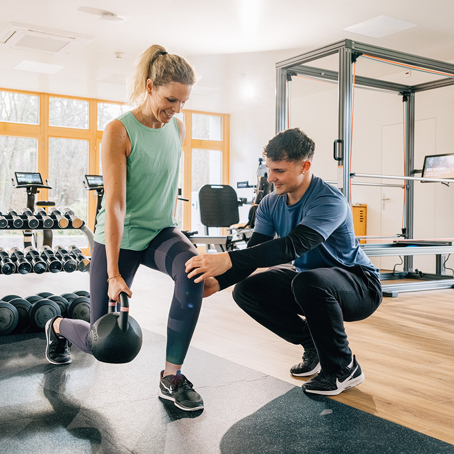 Funktionelles Training im PhysioFit Schönberg Geführtes Krafttraining mit Kettlebell im PhysioFit Schönberg – professionelle Betreuung in moderner Trainingsumgebung.