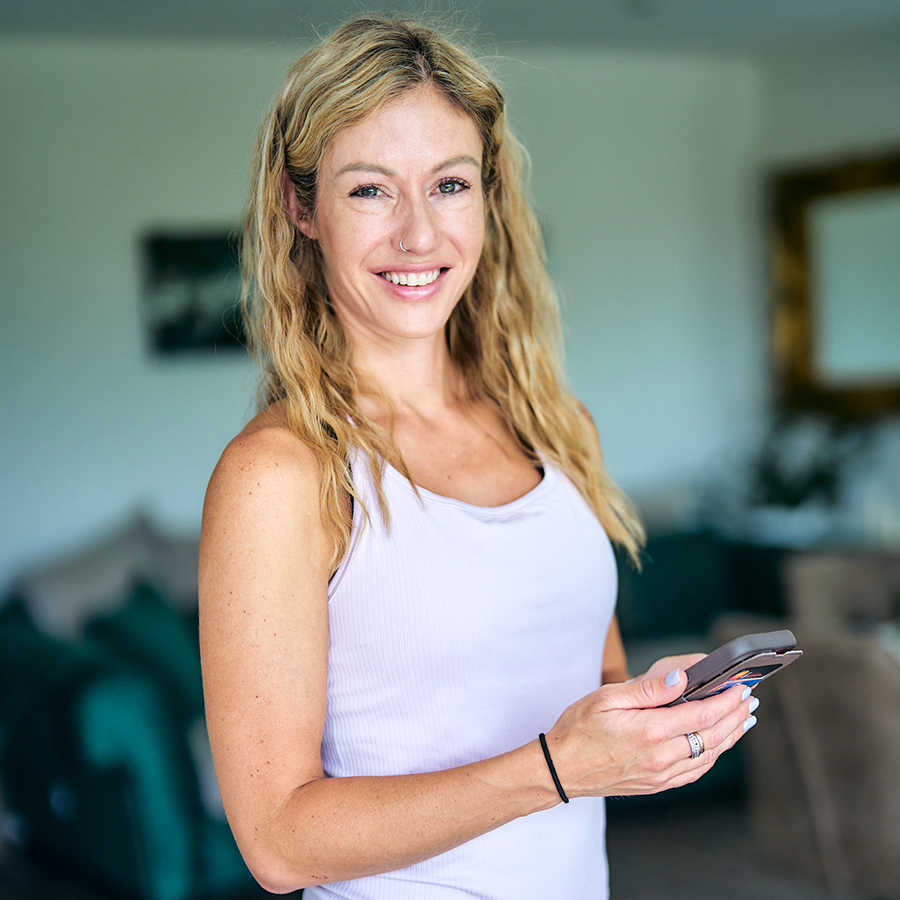 Jacqueline Moser, Personal Trainerin und Ernährungsberaterin für die Regionen Thun, Bern, Interlaken und Spiez, antwortet persönlich auf Nachrichten ihrer Kundinnen 