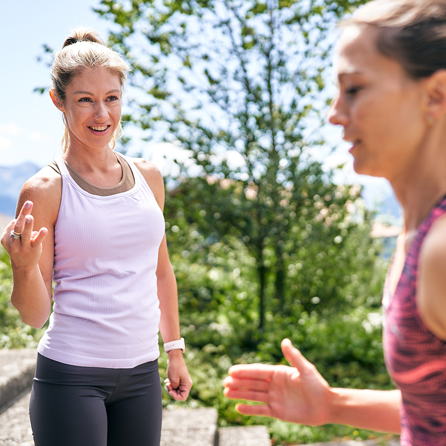 Persönliche Begleitung nach dem Personal Training – Get Me Fit Thun & Bern Jacqueline Moser im persönlichen Gespräch mit einer Kundin beim Outdoor Training – individuelle Nachbetreuung nach dem Personal Training in der Region Thun und rund um den Thunersee