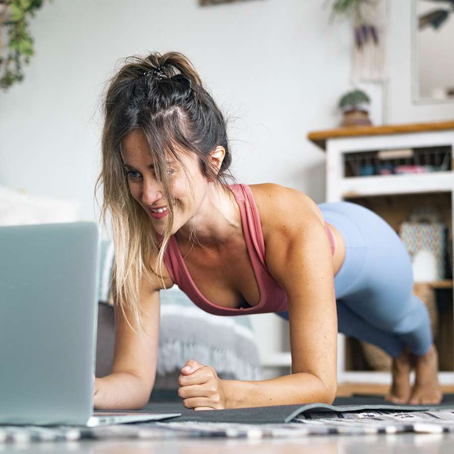 Get Me Fit – Online-Workout mit dem Video-on-Demand-Angebot von Jaqueline Moser Teilnehmende Person führt eine geführte Plank-Übung aus dem Get Me Fit Video-on-Demand-Training von Jacqueline Moser aus und trainiert flexibel zu Hause.